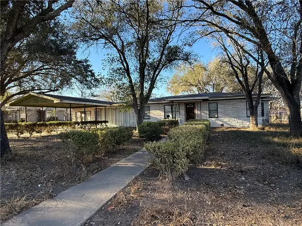1917 Agarito Avenue, Alice, TX 78332