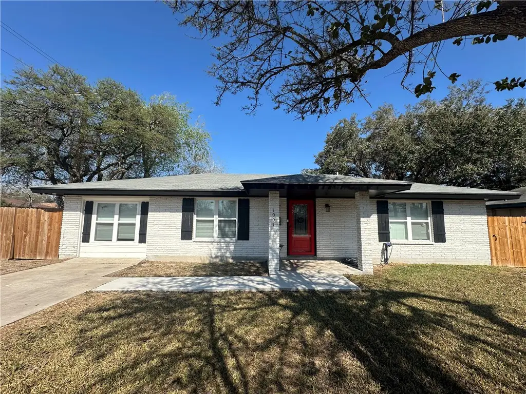 1001 E Hefferman Street, Beeville, TX 78102 - #1