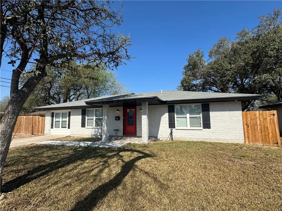 1001 E Hefferman Street, Beeville, TX 78102 - #2
