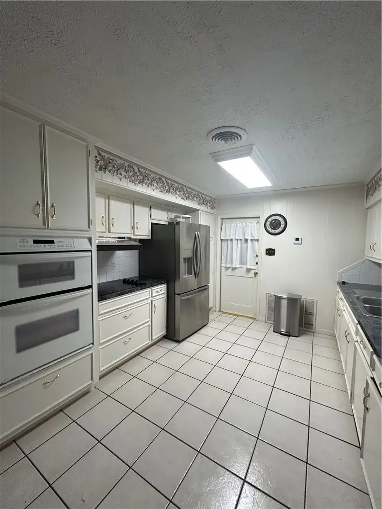 1005 Loma Street, Alice, TX 78332 - #2