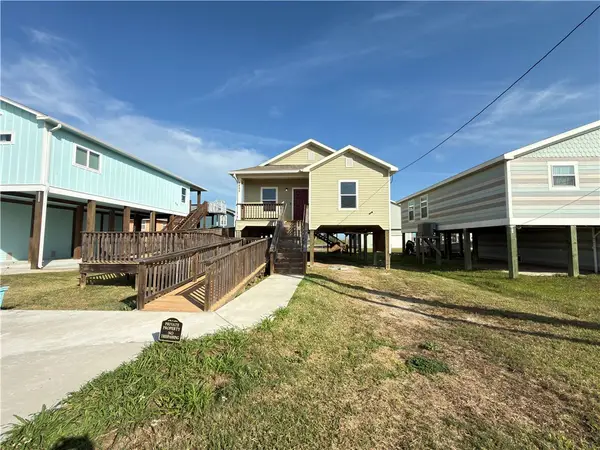 1326 S Live Oak Street, Rockport, TX 78382
