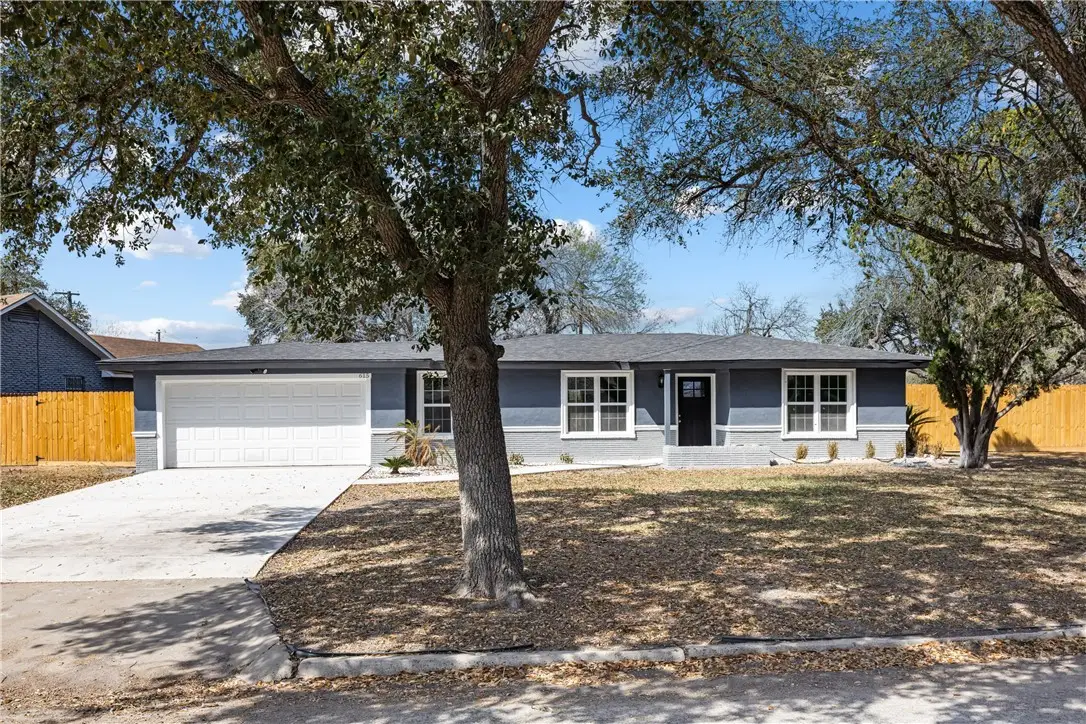 615 E Ligustrum Boulevard, Robstown, TX 78380 - #1