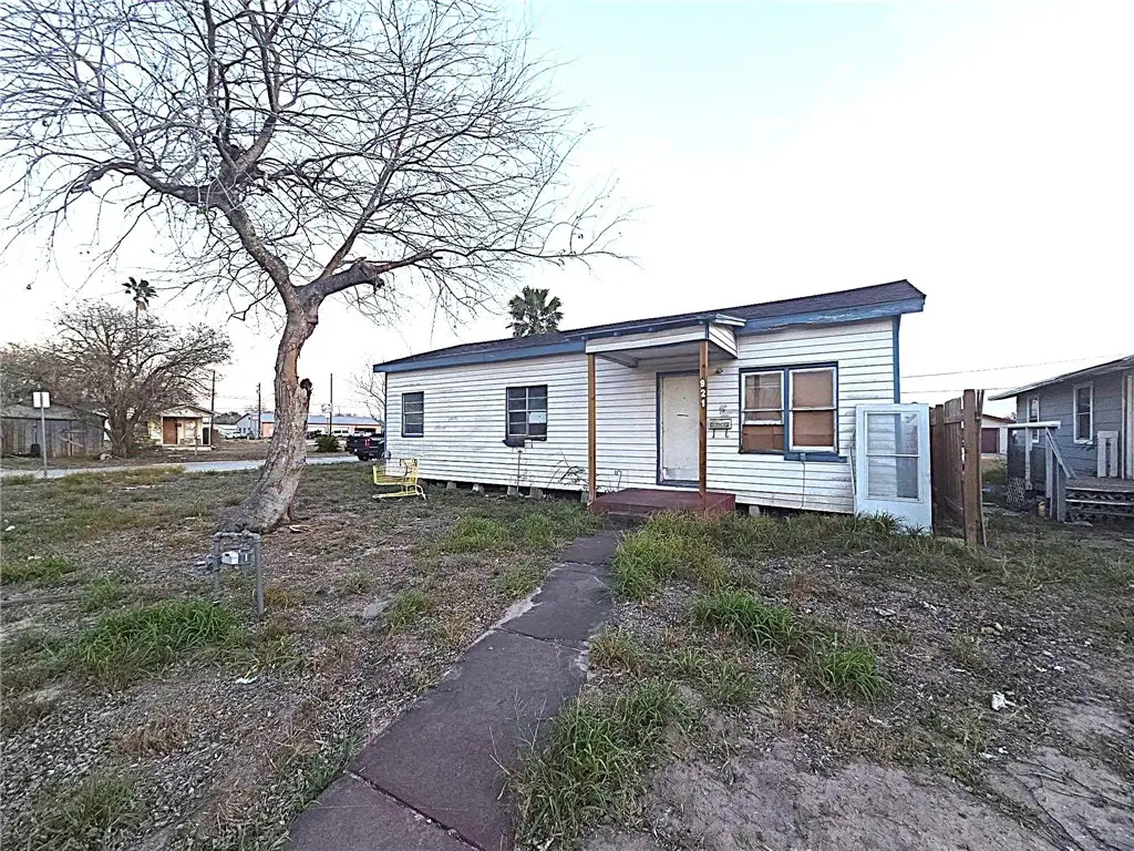 921 E A Avenue, Kingsville, TX 78363 - #1