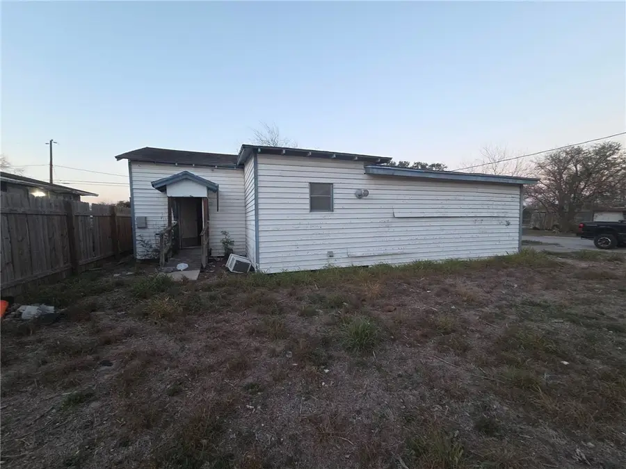 921 E A Avenue, Kingsville, TX 78363 - #2