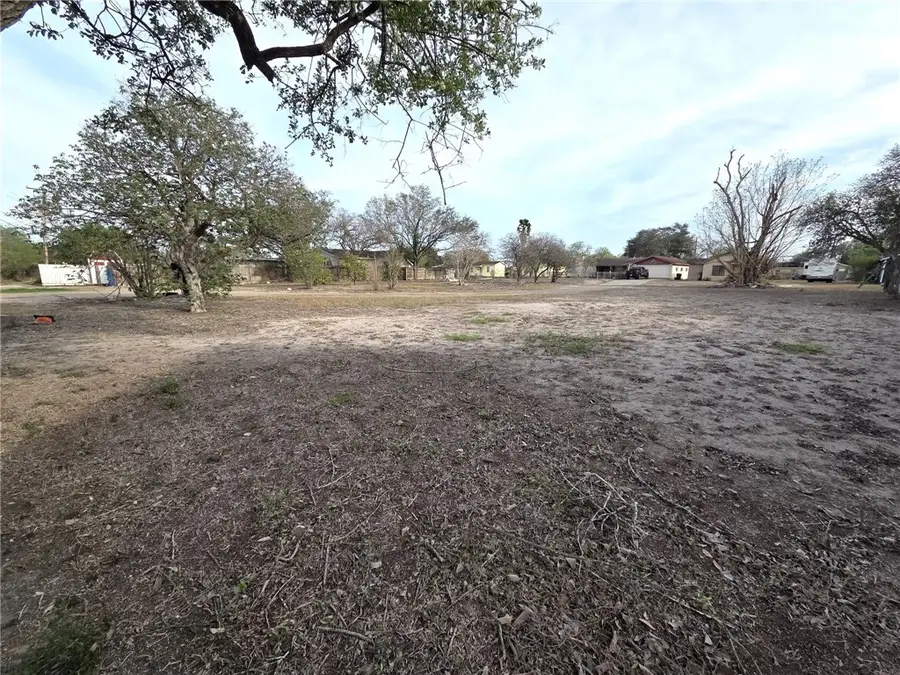 1240 E Yoakum Avenue, Kingsville, TX 78363 - #3