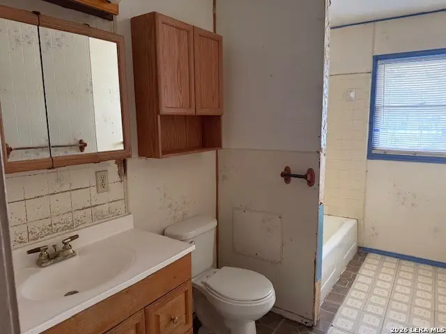 1013 E Huntington Street, Beeville, TX 78102 - #2