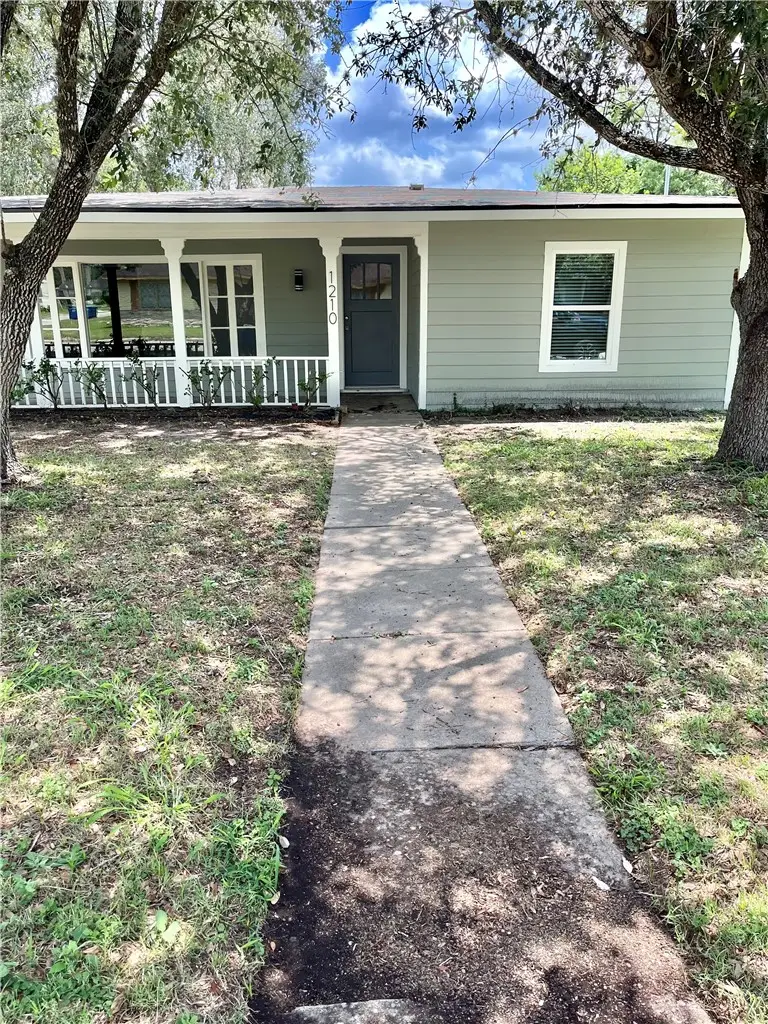 1210 N Polk Street, Beeville, TX 78102 - #2