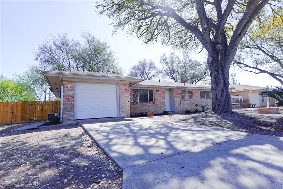 1108 N Woodlawn Drive, Alice, TX 78332 - #2