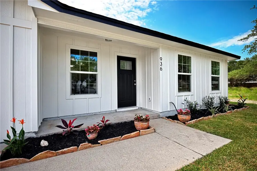 936 S 10th Street, Aransas Pass, TX 78336 - #2