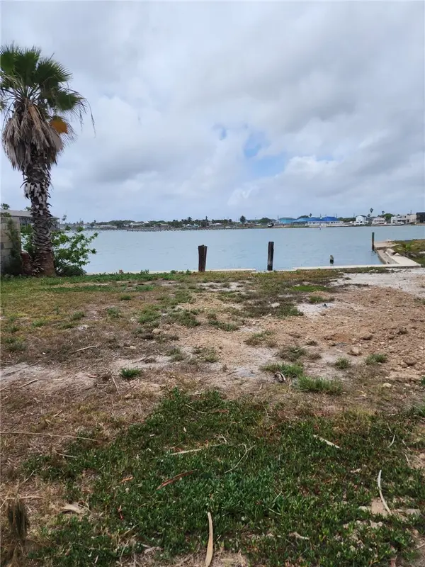 39 Riviera Drive, Rockport, TX 78382