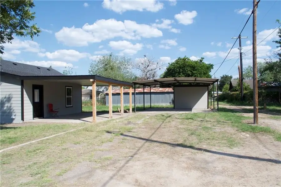 300 E Le Roy Street, Three Rivers, TX 78071 - #2