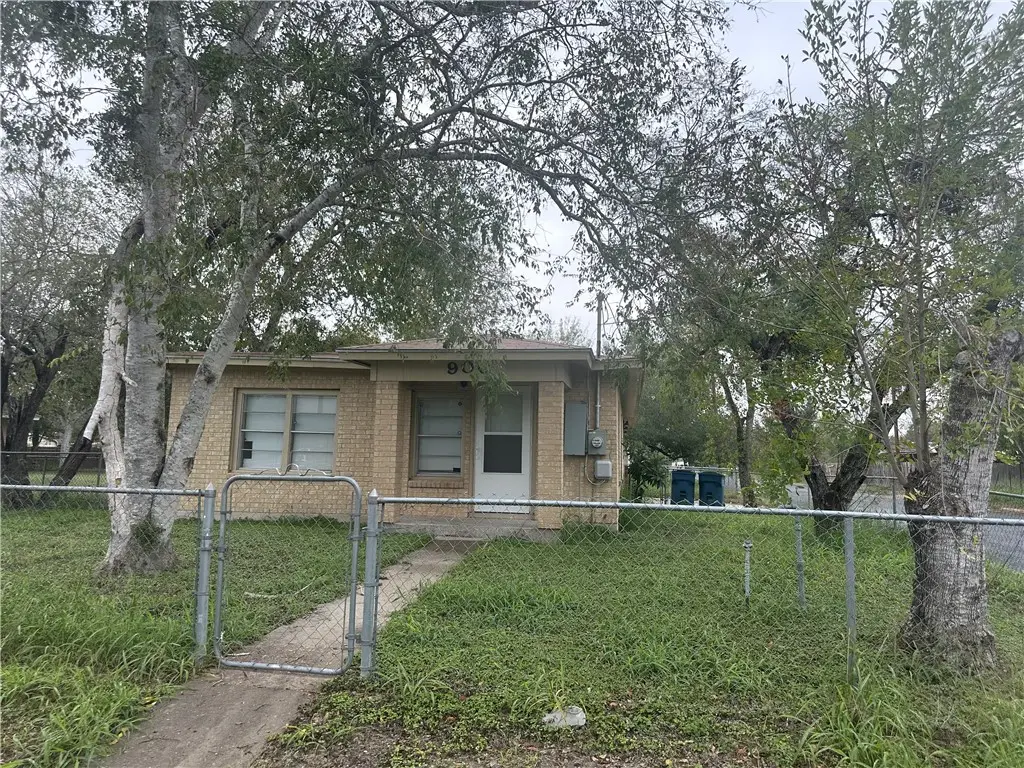 900 W Stamper Street, Beeville, TX 78102 - #1