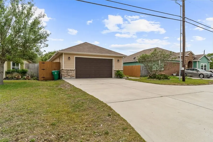 623 W Deberry Avenue, Aransas Pass, TX 78336 - #3