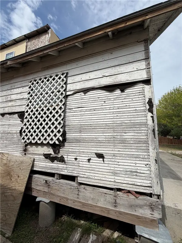 616 E Avenue H, Robstown, TX 78380