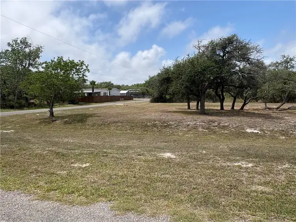807 Traylor Avenue, Rockport, TX 78382