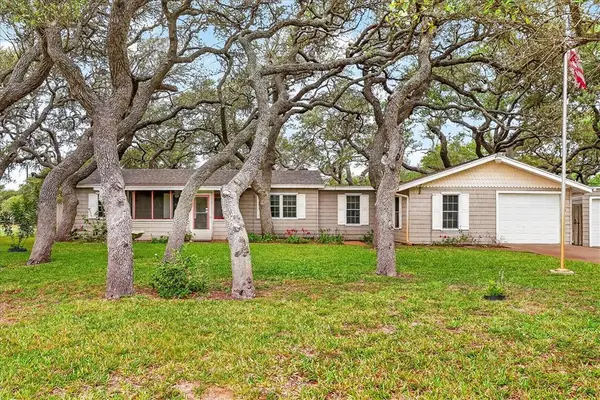 1521 S Mathis Street, Rockport, TX 78382