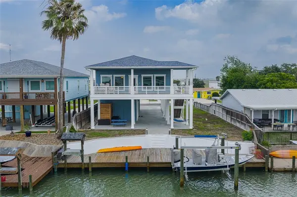 125 Port Avenue, Rockport, TX 78382