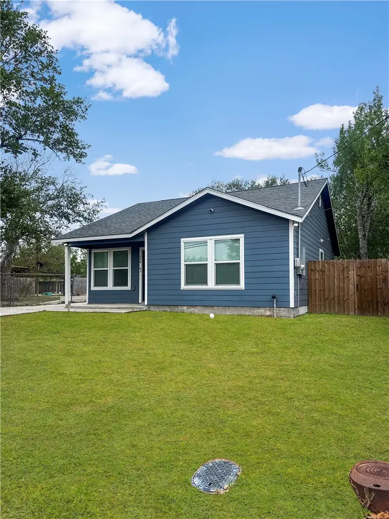 604 S Alta Vista Street, Beeville, TX 78102 - #2