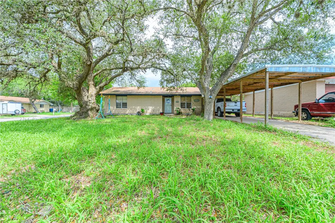 808 W Carter Street, Beeville, TX 78102 - #1