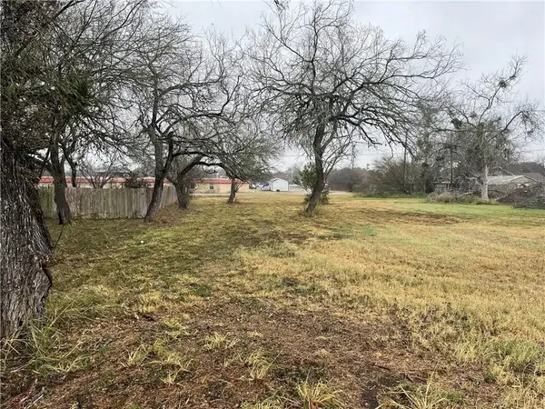 1406 E Toledo Street, Beeville, TX 78102