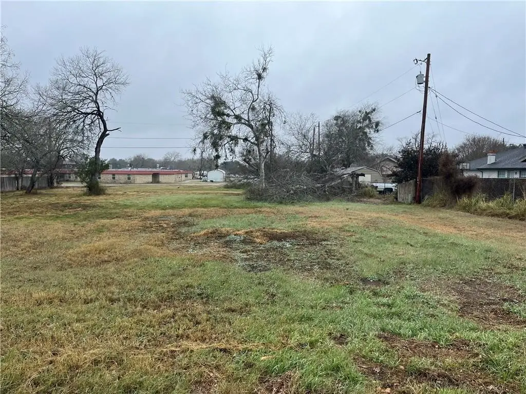 1404 E Toledo Street, Beeville, TX 78102 - #1