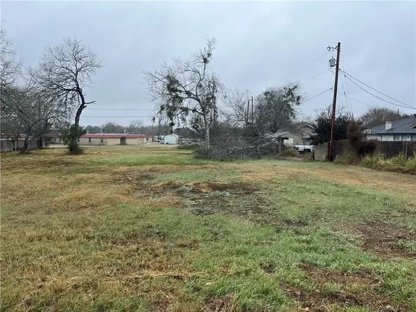 1404 E Toledo Street, Beeville, TX 78102