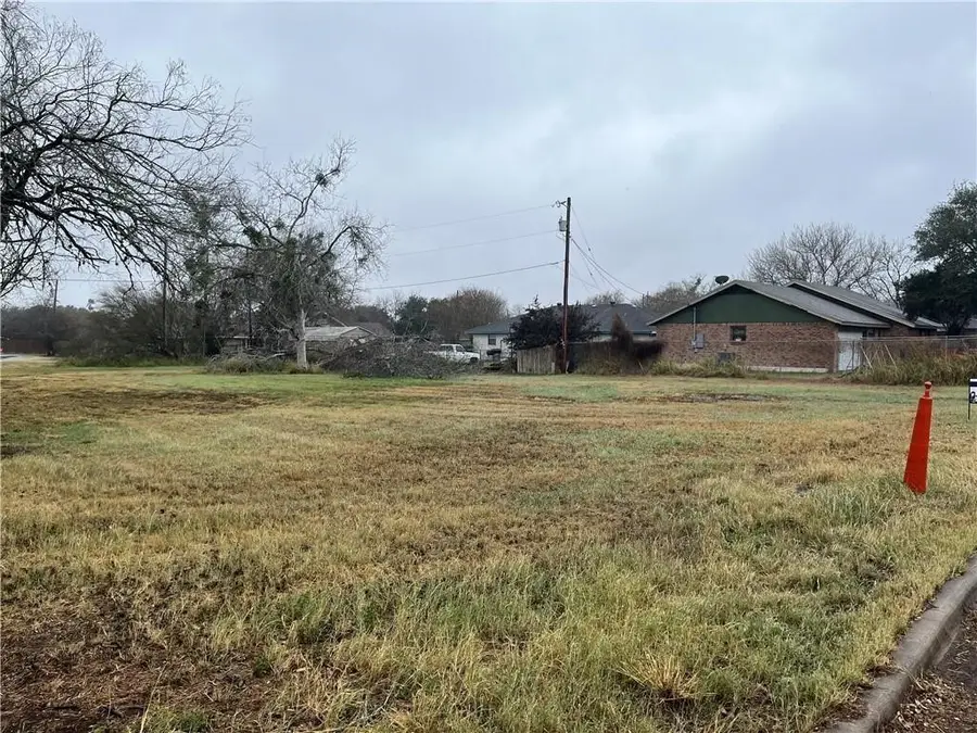 1404 E Toledo Street, Beeville, TX 78102 - #2