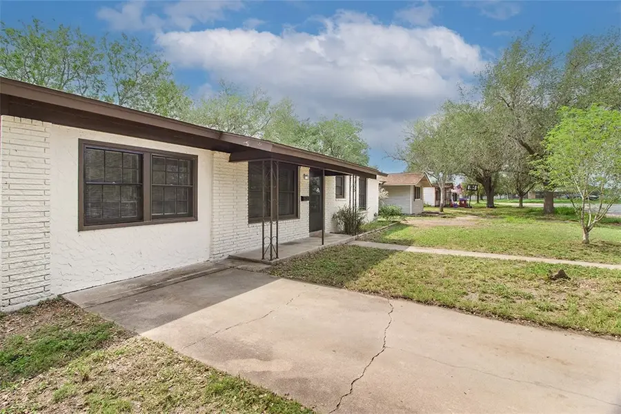 900 E Hancock Street, Beeville, TX 78102 - #3