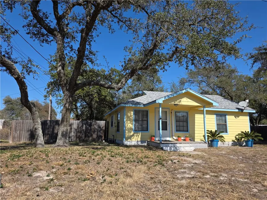 112 E Linden Street, Rockport, TX 78382 - #2