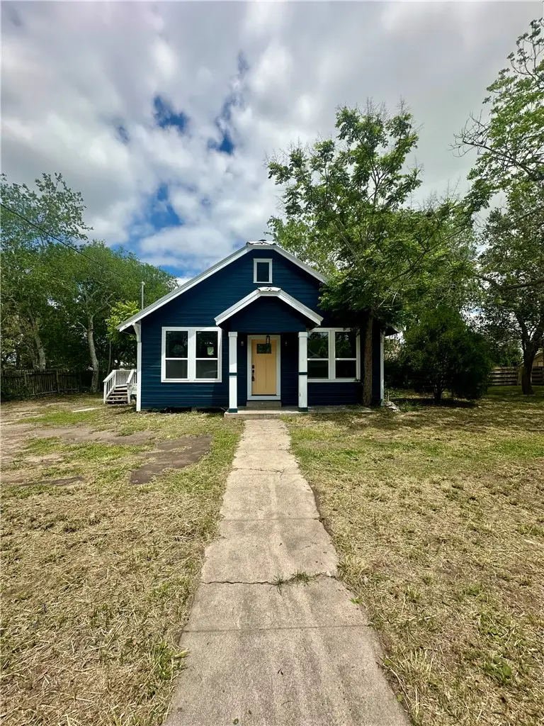 207 E Huntington Street, Beeville, TX 78102 - #1