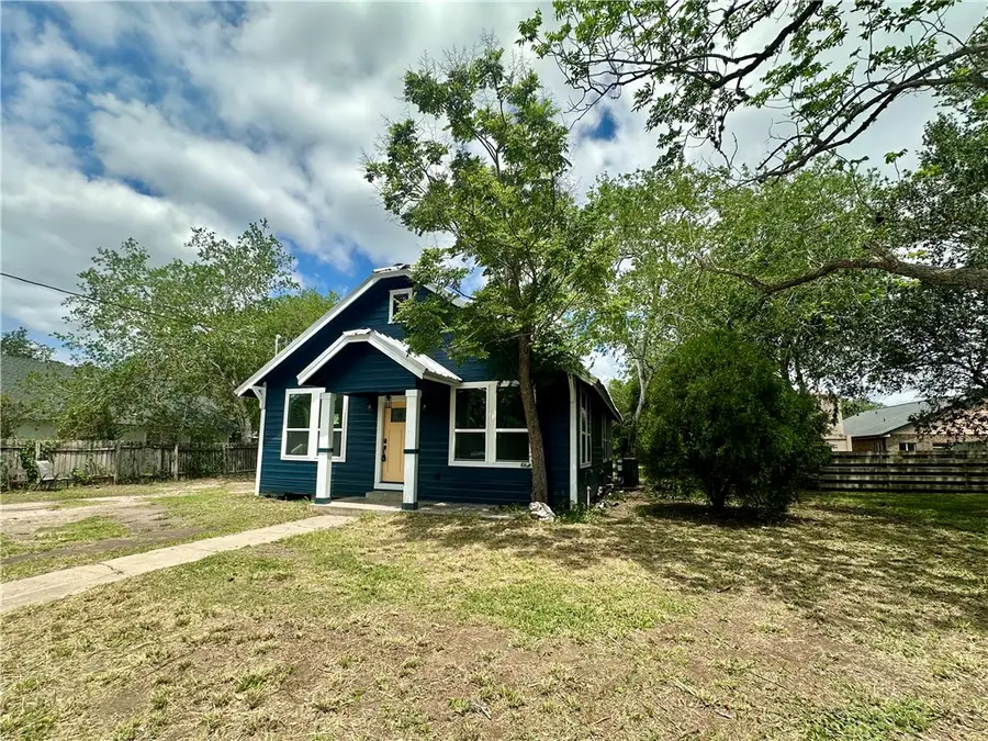 207 E Huntington Street, Beeville, TX 78102 - #2