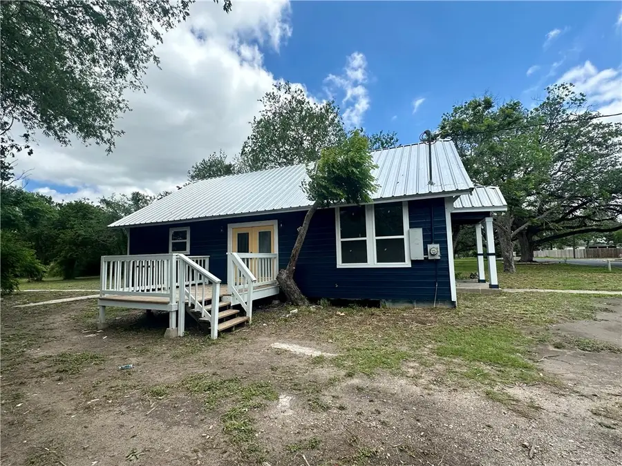 207 E Huntington Street, Beeville, TX 78102 - #3