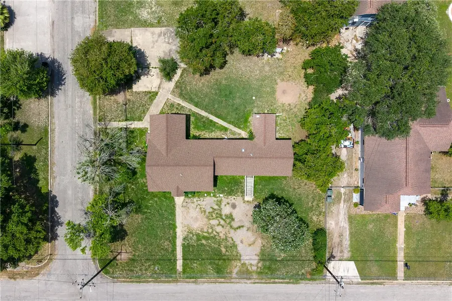 801 E 1st Street, Alice, TX 78332 - #3