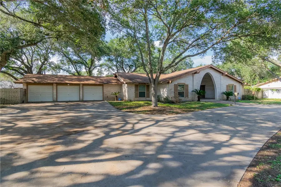 1307 Lincoln Street, Alice, TX 78332 - #2