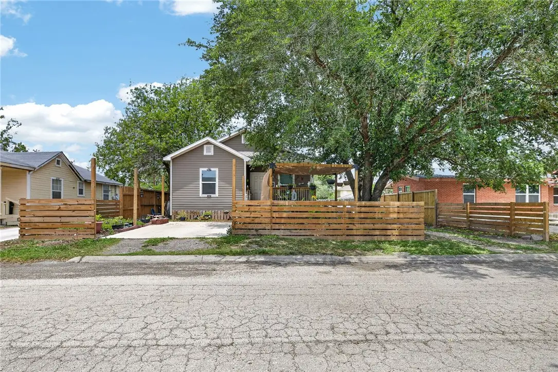 519 E Avenue F, Robstown, TX 78380 - #1