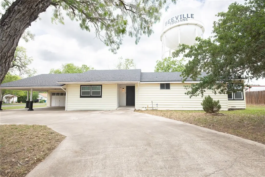 306 W Hutchinson Street, Beeville, TX 78102 - #1