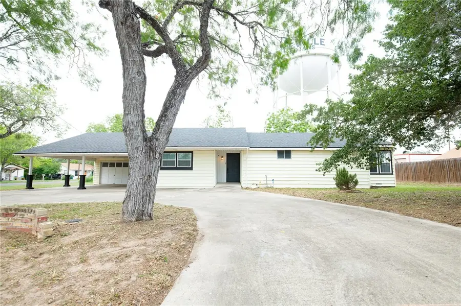 306 W Hutchinson Street, Beeville, TX 78102 - #3