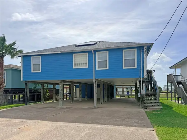 1312 S Live Oak Street, Rockport, TX 78382