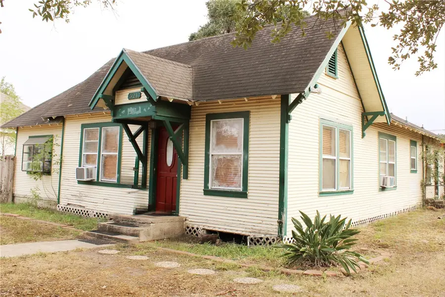 521 E Huisache Avenue, Kingsville, TX 78363 - #2