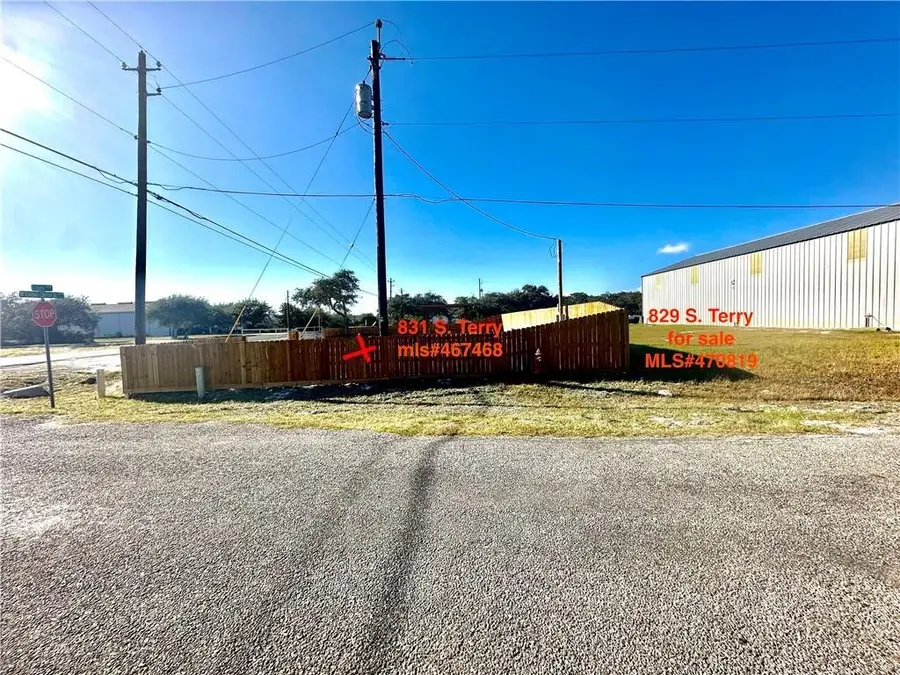 829 S Terry Street, Rockport, TX 78382 - #2
