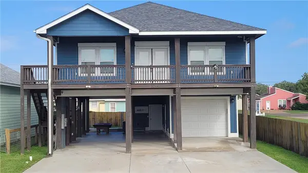 1215 S Live Oak Street, Rockport, TX 78382