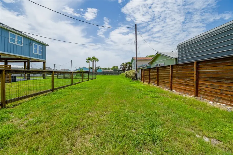 719 E Hackberry Street, Rockport, TX 78382 - #2