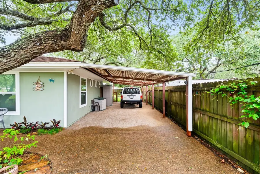 621 S Fuqua Street, Rockport, TX 78382 - #2