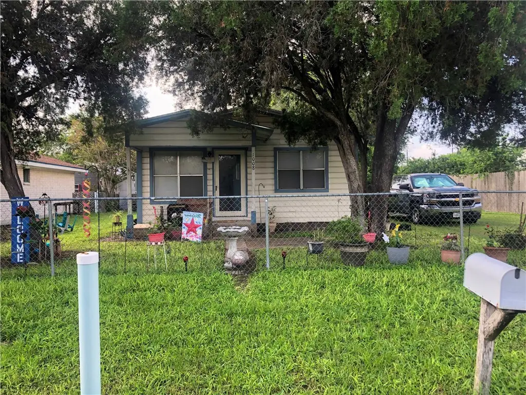 1008 E Kennedy Street, Beeville, TX 78102 - #1