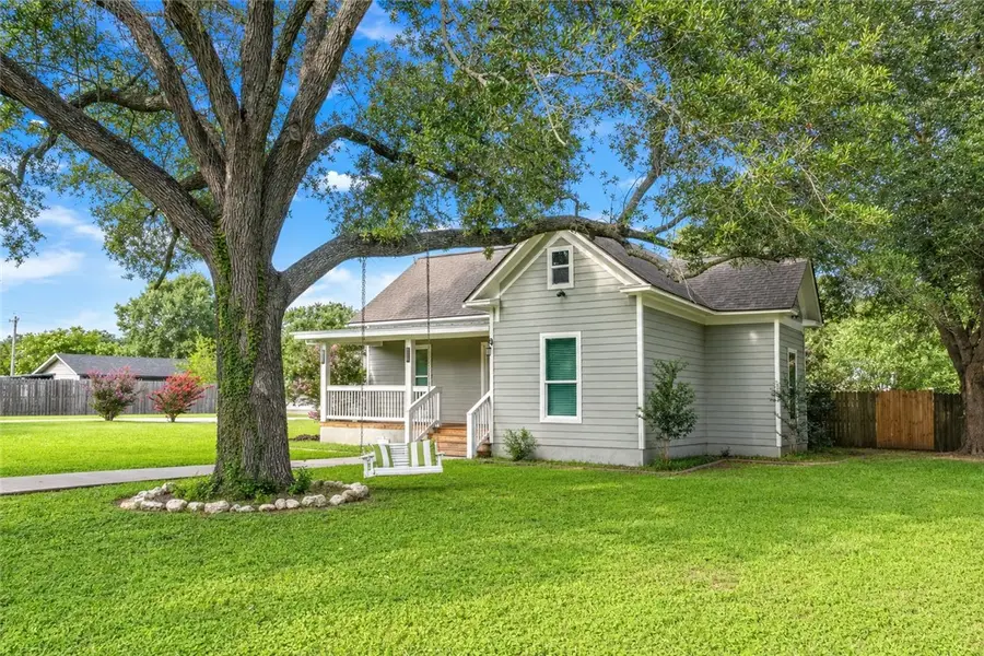 811 N Buchanan Street, Beeville, TX 78102 - #2
