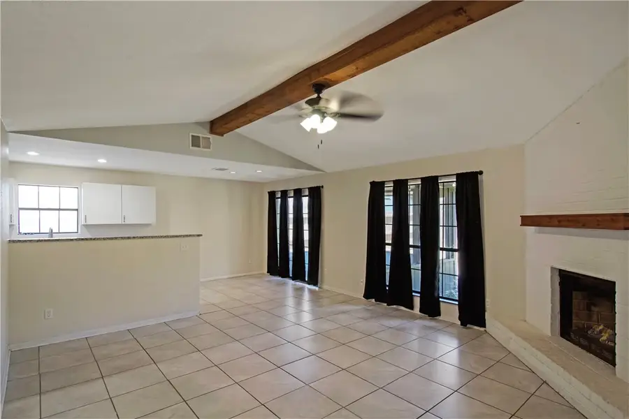 1211 E Hancock Street, Beeville, TX 78102 - #2