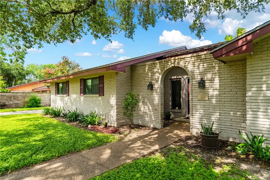 227 Seale Avenue, Kingsville, TX 78363 - #3