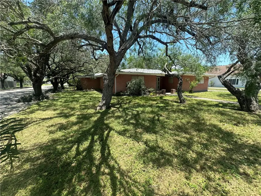 901 E Fulton Street, Sinton, TX 78387 - #2