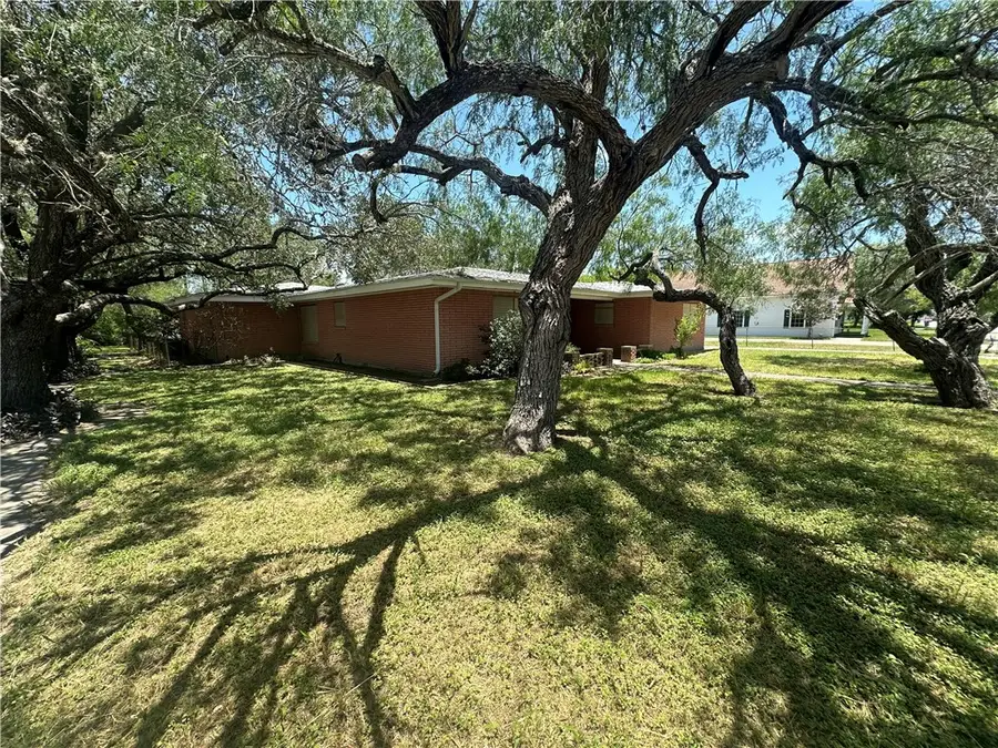901 E Fulton Street, Sinton, TX 78387 - #3