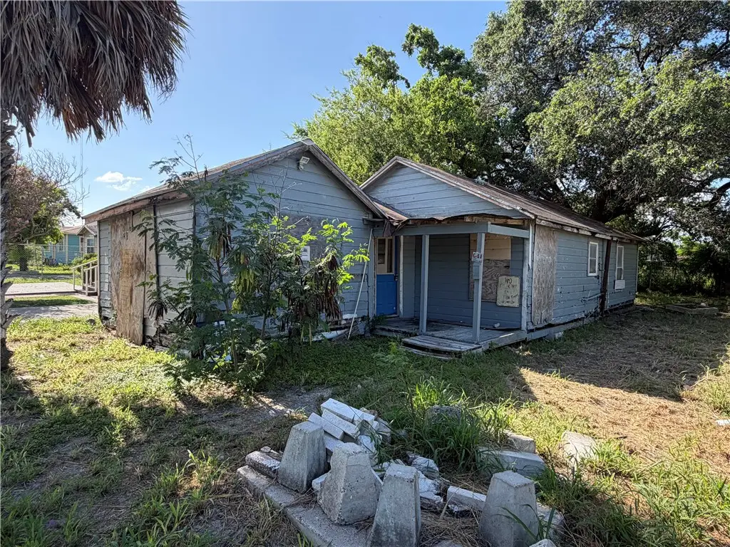 641 W Avenue E, Robstown, TX 78380 - #1